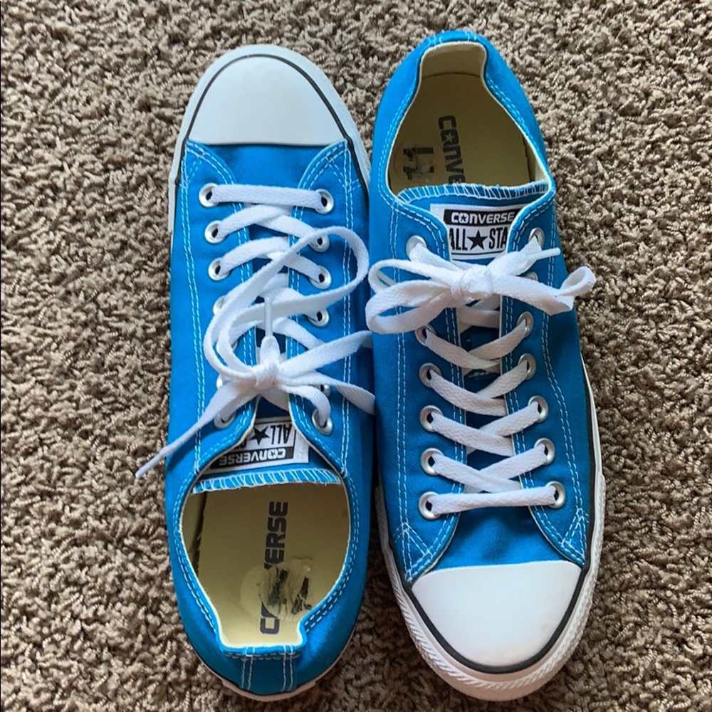 Blue low top Converse in good condition